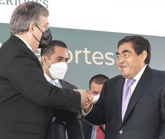 El gobernador y el titular de la SRE, Marcelo Ebrard, inauguraron la Oficina de Pasaportes Puebla en la explanada de la plaza comercial Paseo de San Francisco