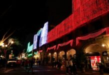 Puebla se ilumina con Mil 700 adornos para conmemorar las fiestas patrias.