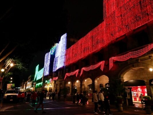 Puebla se ilumina con Mil 700 adornos para conmemorar las fiestas patrias.