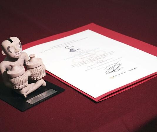 Recibe Puebla Premio Nacional Antonio García Cubas 2021 por publicación de libro del 5 de Mayo
