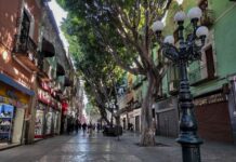 Ayuntamiento de Puebla aplica operativo para impedir la colocación de vendedores ambulantes.