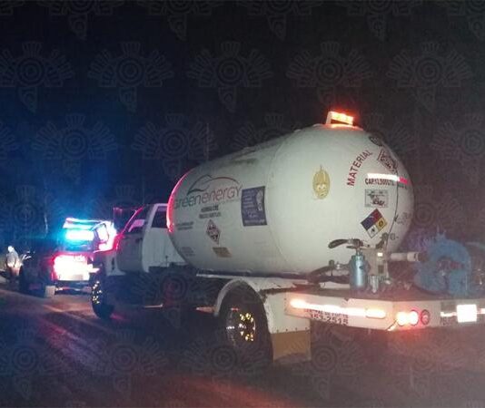 Policía Estatal asegura pipa presuntamente utilizada para el robo de gas LP en Tlalancaleca.