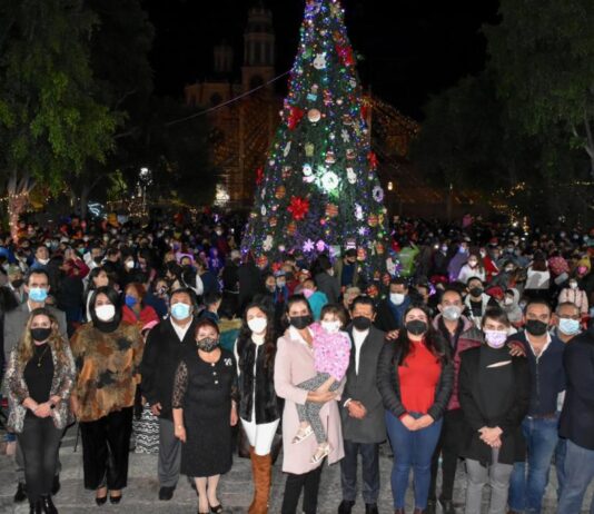Gobierno de Texmelucan, sector empresarial, iglesia católica, Mercado Domingo Arenas y sociedad civil realizaron el tradicional encendido del árbol navideño.