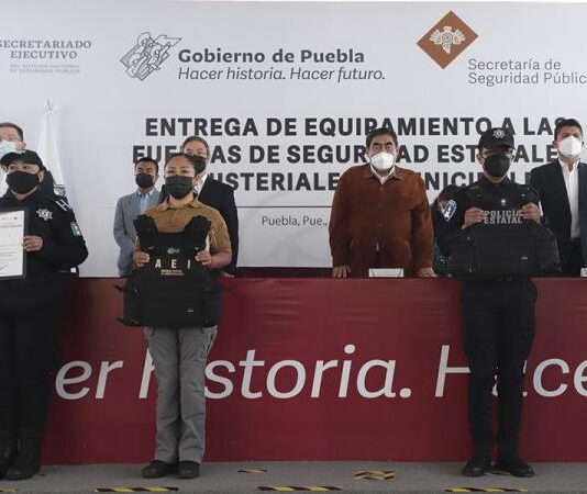 Analiza Estado compra de mil patrullas y ambulancias para municipios, adelanta MBH
