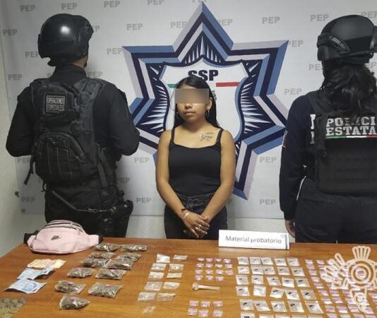 Detiene Policía Estatal a mujer con más de 120 dosis de aparente droga