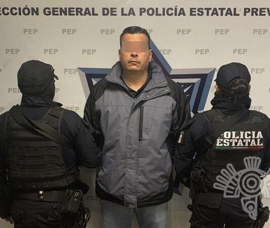Detiene Policía Estatal a hombre por presunta usurpación de funciones.