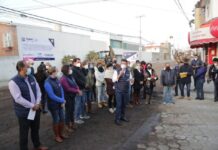 Eduardo Rivera Pérez supervisa avance de pavimentación en camino real.