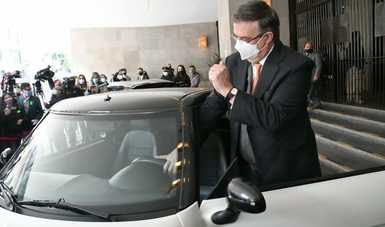 El canciller Ebrard presenta grupo binacional para la electrificación del transporte.