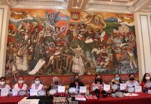 Reconocen la obra de mujeres artesanas.