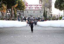 Llegó al Zócalo de la capital la obra monumental “Tú” de José Rivelino