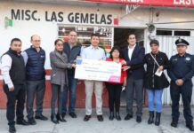 Eduardo Rivera entrega de primer cheque del programa Créditos Contigo.