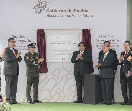 Inaugura MBH bandera monumental: “nos inspira a ser mejores y reconocer reclamo social”