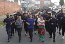 Eduardo Rivera encabeza cuarta carrera con cadetes de policía.