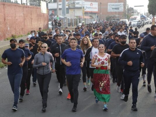 Eduardo Rivera encabeza cuarta carrera con cadetes de policía.