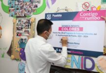 Eduardo Rivera sigue entregando becas para estancias infantiles.
