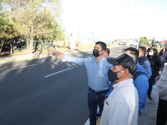 Habitantes de Puebla Capital inauguran la pavimentación de la Calle Educadores.