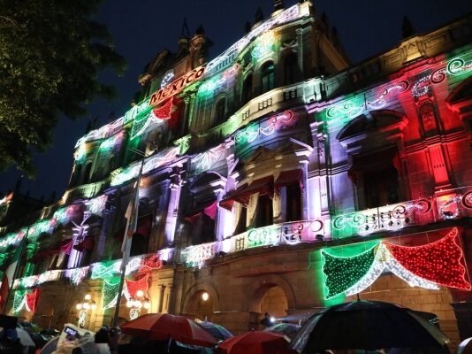 Puebla Capital se enciende con alumbrado decorativo por fiestas patrias.