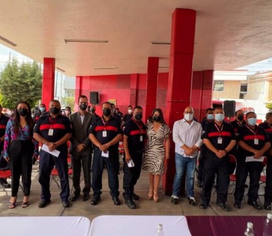 Norma Layón reconoce la gran labora del cuerpo de bomberos de san Martín Texmelucan.