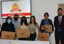 Norma Layón premia a los ganadores de “Presidente por un día”.