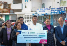 Eduardo Rivera entrega cheque 950 de “Créditos Contigo”.