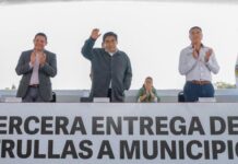 Gobierno del Estado entrega patrullas a municipios.