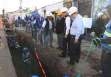 Eduardo Rivera supervisa obras del colector sanitario de San Pablo Xochimehuacan.