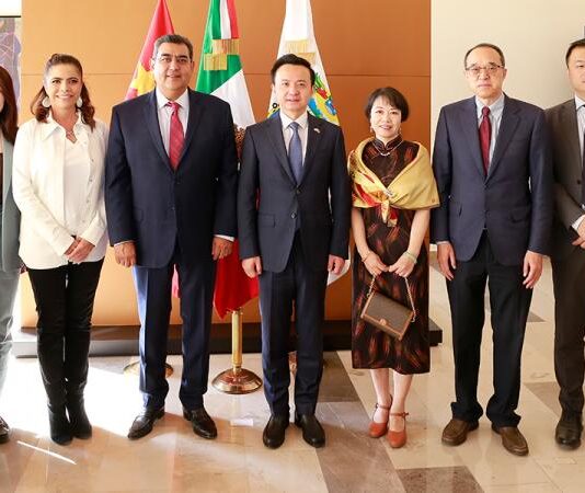 Estrecha gobernador Sergio Salomón lazos Bilaterales con embajadores de China y Unión Europea