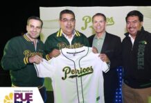 El gobernador Sergio Salomón asistió a la presentación oficial del equipo de béisbol Pericos de Puebla