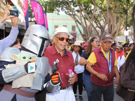 ¨Gran paseo muy Padre¨ reunió a más de 800 personas en el zócalo de la ciudad.