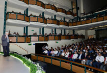 Imparten la Conferencia ‘El Universo Masculino de las Emociones’.