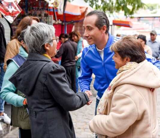 Líderes de Analco y Los Sapos, dialogan con Mario Riestra.