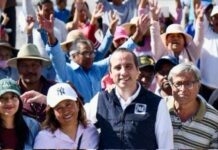 Mario Riestra caminó con habitantes de Guadalupe Tecola.