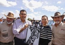 Puebla da bienvenida a jirafa “Benito”: Sergio Salon Céspedes.