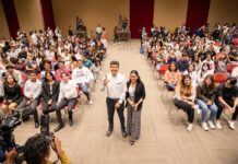 Lalo Rivera presenta sus propuestas ante universitarios en el foro Hablemos por México.