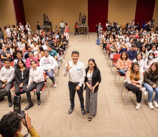 Lalo Rivera presenta sus propuestas ante universitarios en el foro Hablemos por México.