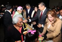 Armenta se reúne con poblanas y poblanos en el día de reyes