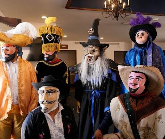 Presentan tradicional Carnaval de Tecali de Herrera