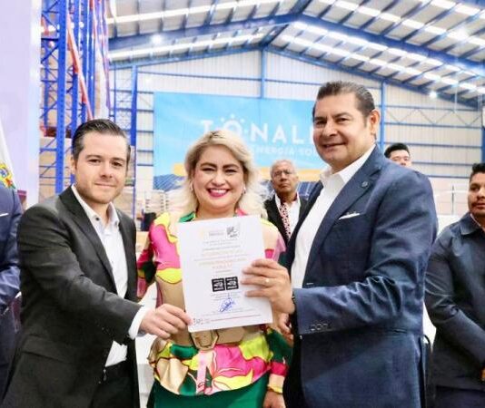 Armenta inaugura la Fábrica de paneles solares “Tonalli”