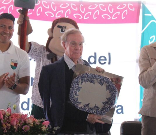 José Ramón Fernández visita la Universidad del Deporte de Puebla.