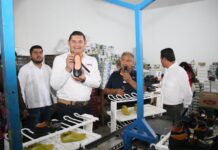 Alejandro Armenta sostuvo una reunión de trabajo con productores de zapato de Tehuacán.