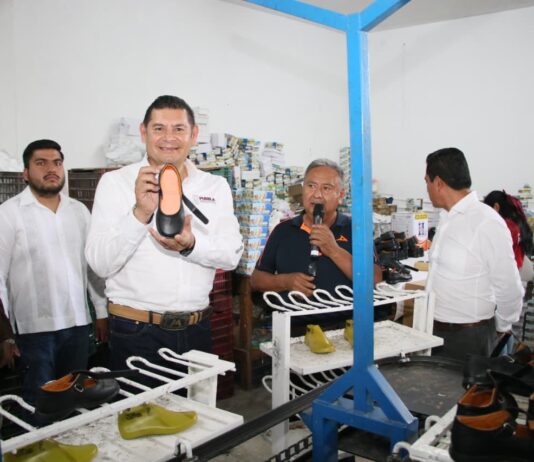 Alejandro Armenta sostuvo una reunión de trabajo con productores de zapato de Tehuacán.