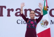 Claudia Sheinbaum cierra en el zócalo su gira informativa sobre su primer año de gobierno.