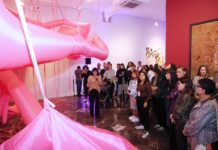 Presentan la exposición “ARTE VIVA: COSA MASA” en la galería de arte.