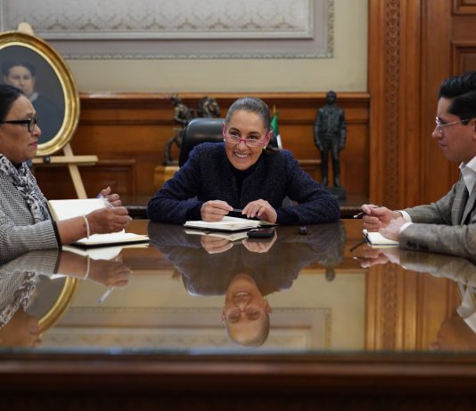 Claudia Sheinbaum conversa vía telefónica con el papa León XIV para invitarlo a México.