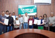 Juan Manuel Alonso y el INSU entregaron escrituras a familias texmeluquenses.