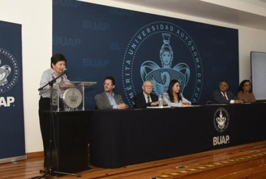 Entrega BUAP constancias de capacitación a servidores públicos.