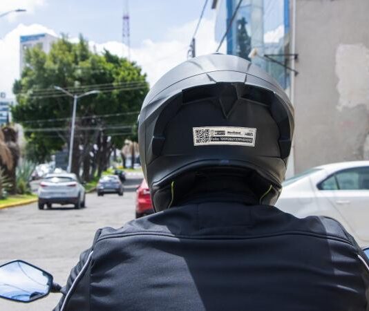 Avanzan con la entrega de distintivos electrónicos para motociclistas
