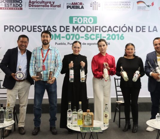 Congreso del Estado impulsa diálogo para fortalecer la cadena productiva del mezcal en Puebla.