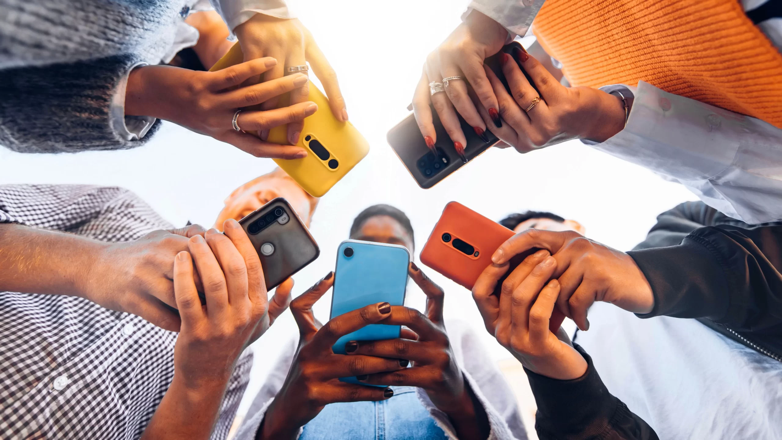 personas-enviando-mensajes-por-el-movil_6089