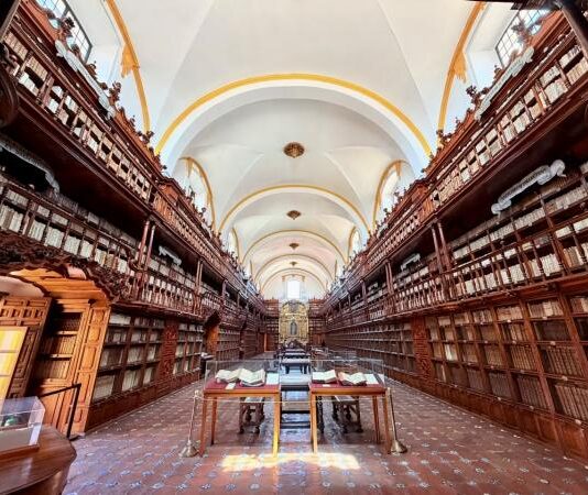 La Biblioteca Palafoxiana celebra 380 años de ser memoria viva de puebla.